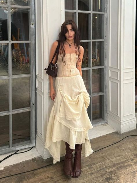 Long Skirt Outfits Street Styles, White Outfits Grunge, Fairy Core Skirt Outfits, Corset With Skirt Aesthetic, Fairycore Outfit Corset, Corsets And Skirts Outfits, Grunge Maxi Dresses, Maxi Skirt Chic Outfit, All White Outfit Grunge