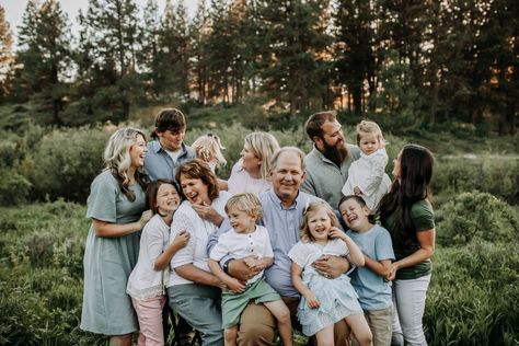 Pastels outfits large family portraits Family Photography Big Family, Big Family Group Picture Ideas, Family Of 16 Photo Ideas, Group Family Photo Poses, Grandpa Photoshoot Grandkids, Large Group Family Pictures, Entire Family Photoshoot, 17 People Group Photo, Bigger Family Photoshoot