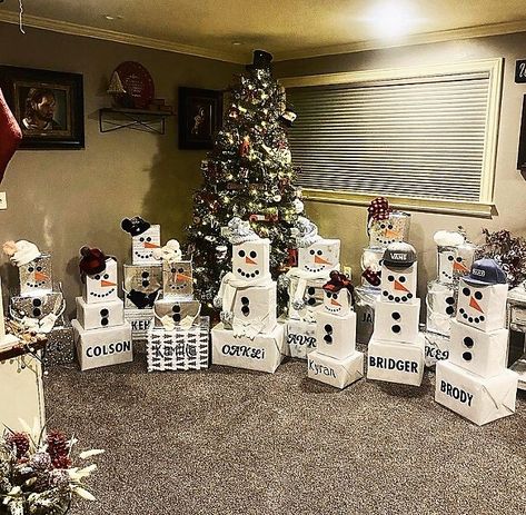 3 Box Christmas Gift, Christmas Present Snowman Idea, Christmas Gift Snowman, Snowmen Christmas Presents, Snowman Christmas Wrapping Ideas, Snow Man Present Tower, Snowman Packages Christmas Gifts, Snowman Present Stack, Christmas Present Stacks