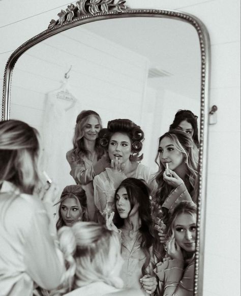 Bride Group Photos, Unique Wedding Group Photos, Bridesmaid Photo Inspiration, Bride And Bridesmaid Pictures Robes, Bridesmaid Poses Getting Ready, Bridesmaids Aesthetic Vintage, Bridesmaid First Look Photos, Winter Bridal Party Getting Ready, Brides Maids Photo Ideas