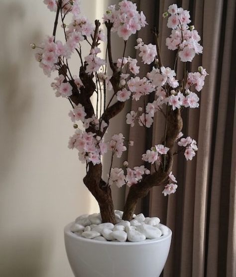 Home decor plants living rooms houseplant Takken Decor, Home Decor Plants, Floor Vase Decor, Tree Branch Decor, Easter Flower Arrangements, Tafel Decor, Decor Plants, Tree Light, Spa Decor