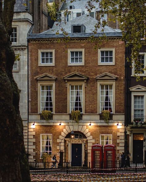 Berkeley square, This Town house was built between1742-44 by William Kent for Lady Isabella Finch. It is Part of the best surviving terrace… | Instagram London England Photography, London Terrace House, Townhouse Exterior, San Myshuno, Berkeley Square, Apartment Exterior, Town Houses, London Houses, London Townhouse