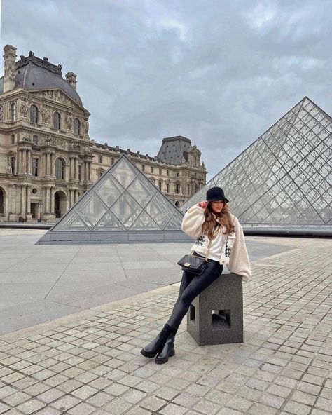 Winter Trends 2023, Paris Girls Trip, Paris Trip Outfits, France Winter, European Chic, Paris Photo Ideas, Paris Winter, France Outfits, Disney Paris