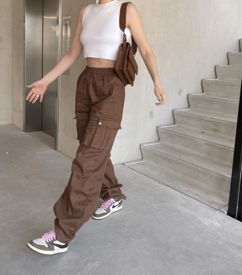 "Outfits casuales para una tarde de compras" #CasualFashionDiaries #CasualFashionistaStyle #CasualFashionGoals #CasualFashionInspo #CasualFashionistaLife Brown Cargo Outfit, Cargo Outfits Women, Brown Cargo Pants Outfit, Brown Pants Outfit, Girls Cargo Pants, Cargo Outfit, Brown Cargo Pants, Cargo Pants Outfits, Summer Pants Outfits