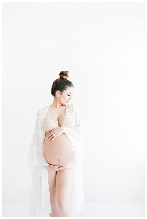 studio maternity photography with a natural and light and airy look by miranda north Pregnant Goals, Pregnant Poses, Pregnant Photoshoot, Bump Shoot, Pregnant Photography, Work Photography, Maternity Photography Studio, Maternity Studio, Baby Fotografie