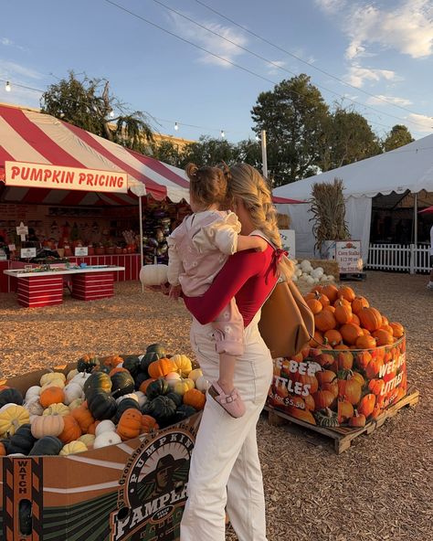 Pumpkin Picking Aesthetic, November Goals, Mum Aesthetic, Family Core, Mom Core, Bucket List Activities, Pregnancy Photo Ideas, Country Vibe, Mom Goals