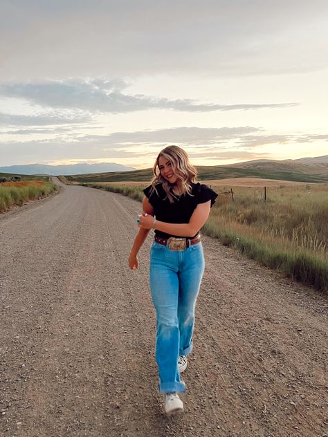 Western Ig Pictures, Dirt Road Pictures Photo Ideas, Western Outfits For Pictures, Senior Picture Western Outfits, Senior Picture Ideas With Tassel, Western Spring Senior Pictures, Picture Clothes Ideas, Western Senior Pictures Outfit Summer, Senior Year Fits