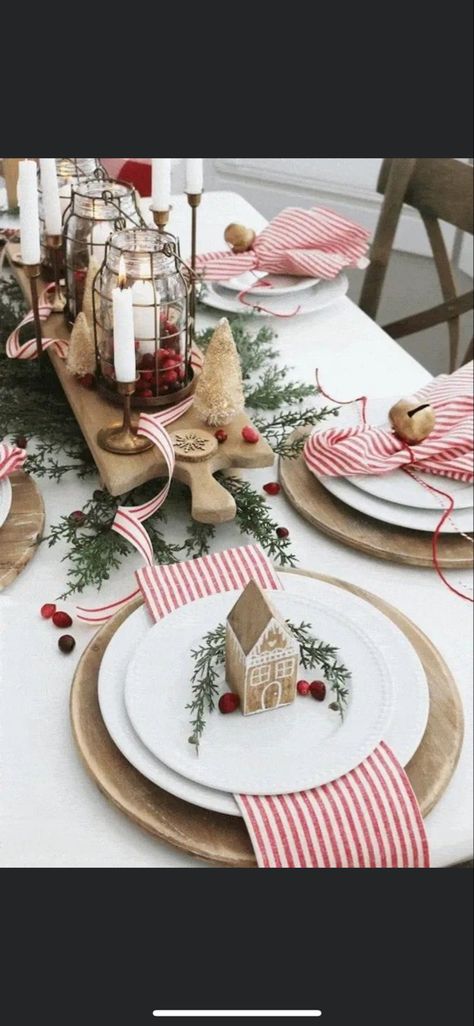 Christmas Dinner Table, Christmas Decor Inspiration, Christmas Tablescapes, Christmas Table Settings, Christmas Tree Themes, Christmas Gift Ideas, Christmas Centerpieces, Christmas Table Decorations, Christmas Deco