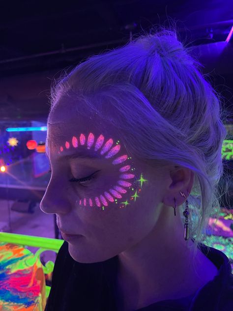 Makeup For Neon Party, Neon Face Paint Designs, Glow In The Dark Makeup Look, Festival Face Makeup, Neon Face Painting Ideas, Neon Face Painting Ideas Easy, Glow Body Painting Ideas, Neon Glow Makeup, Uv Paint Makeup