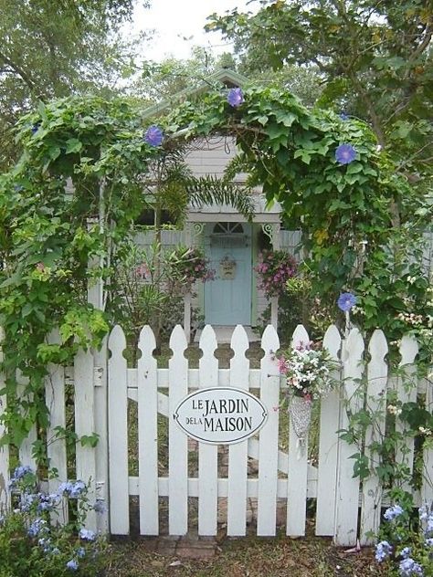 Picket Fence Headboard, Fence Headboard, Picket Gate, Tor Design, Cottage Front Doors, Garden Gates And Fencing, Picket Fences, White Fence, Fence Styles