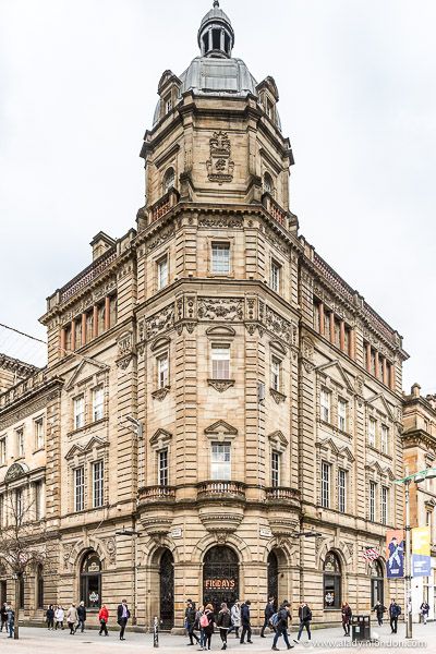 Beautiful historic architecture in Glasgow, Scotland. This city is full of heritage buildings and has great cultural offerings.  #glasgow #scotland #architecture Glasgow Architecture, Glasgow Travel, Visit Glasgow, Peisaj Urban, Building Aesthetic, Day Trips From London, London Architecture, Uk City, European Architecture