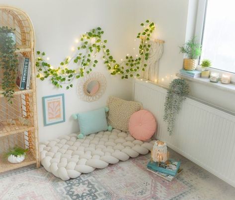 Cozy Corner Floor Seating, Floor Cozy Corner, Pink Boho Living Room Decor, Cozy Pillow Corner, Floor Seating Living Room Indian, Pillow Corner Floor, Floor Sitting Ideas Bedroom, Room Decor Ideas Indian Style, Aesthetic Corner Room