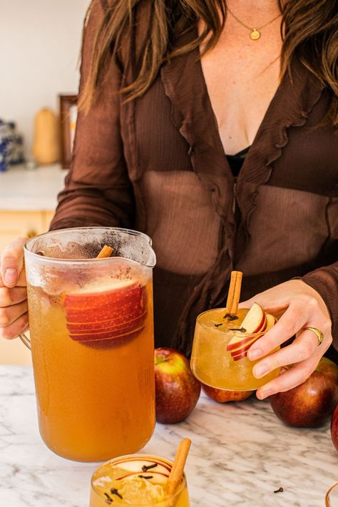 Crafted with simple ingredients, this big batch of Bourbon Apple Cider Smash is the drink to beat for the fall season! Smooth bourbon, fresh apple cider, bright lemon juice, and ginger beer meld together to create a classic cocktail full of fall flavors. Whip up a big batch as your signature Thanksgiving cocktail and everyone will fall in love! Whiskey Sour Batch, Bourbon Thanksgiving Drinks, Apple Pie Bourbon Cocktail, Simple Apple Cider Cocktail, Thanksgiving Cocktail Bourbon, Large Batch Bourbon Punch, Fall Bourbon Punch, Thanksgiving Bourbon Drinks, Bourbon Ginger Beer Cocktail