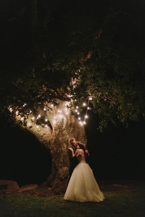 Wedding Poses, Night Wedding Photos, Secret Garden Wedding, Fairytale Weddings, Garden Wedding Inspiration, Foto Tips, Wedding Goals, Wedding Night, Fairytale Wedding