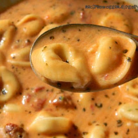 Creamy Tomato Tortellini Soup, Creamy Tomato Tortellini, Tomato Tortellini, Dinner Fall, Tomato Tortellini Soup, Recipes Fall, Crock Pot Recipes, Tortellini Soup, God Mat