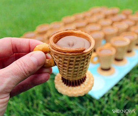 Edible teacup cookies recipe Teacup Cookies, Dolci Finger Food, Edible Cups, Tea Cup Cookies, Läcker Mat, Snacks Für Party, Willy Wonka, Chocolate Factory, Party Desserts