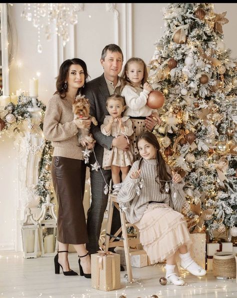 b147a61c1d07c1c999560f62add6dbc7desc43249278ri Christmas Family Posing Ideas, Christmas Tree Family Photos Indoor, Christmas Pictures Family Outfits, Christmas Photography Family, Family Christmas Pictures Outfits, New Year Photoshoot, Christmas Pictures Outfits, Christmas Family Photoshoot, Christmas Attire