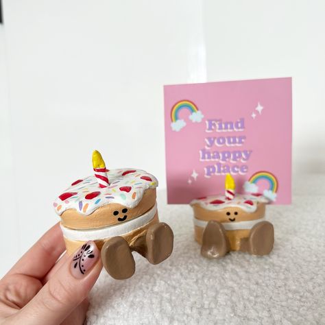 They’re just so cute 🎨🎂 cake Polaroid photo holders #clay #clayart #clayideas #artistsoninstagram #smallbusiness #cake #kawaii #etsyseller #etsyshop #handmade #handpainted #photoholder #polaroid #photoframe Jellycat Photo Holder, Clay Crafts Birthday Gift, Diy Clay Picture Holder, Diy Clay Photo Holders, Ceramic Polaroid Holder, Air Dry Clay Polaroid Holder, Ceramic Photo Holder, Clay Polaroid Holder, Clay Birthday Gifts