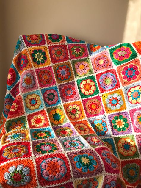 Crochet Bed, Granny Square Haken, Crochet African Flowers, Crochet Aesthetic, Crocheted Blanket, Crochet Blanket Designs, Granny Square Blanket, Granny Square Crochet Pattern, Diy Crochet Projects