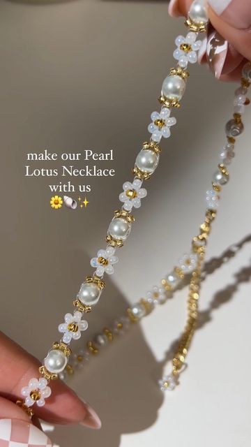 Seed Beaded Bracelets Ideas, Glass Pearl Necklace, Beaded Accessories Ideas, Necklace Making Ideas, Seed Bead Necklace Ideas, Pearl Necklace Diy, Diy Beaded Necklace, Aesthetic Beads, Making A Necklace