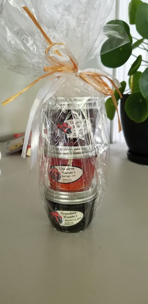 Pepper Jelly Gift Basket, Pepper Jelly Gift Ideas, Preserve Gift Basket, Christmas Jam Gift Baskets, Jam And Jelly Gift Basket Ideas, Homemade Jelly Gift Basket Ideas, Canned Goods Gift Basket, Bread And Jam Gift Basket, Jelly Gift Basket Ideas