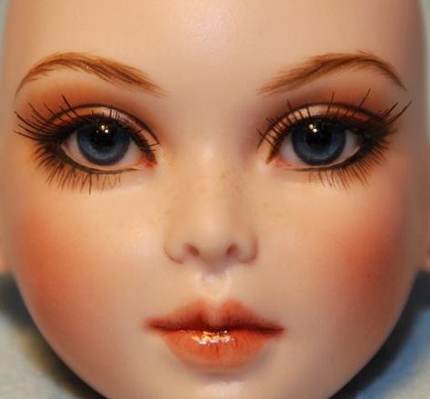 beautiful doll face Doll Face Paint, Doll Making Tutorials, Polymer Clay Dolls, Doll Painting, Diy House, Doll Tutorial, Artist Doll, Doll Repaint, Doll Eyes