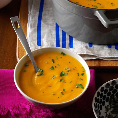 Autumn Vegetable Soup, Cheesy Broccoli Soup, Fall Soup Recipes, Pureed Soup, Vegetable Soup Recipes, Fall Soups, Potluck Recipes, Bowl Of Soup, Hearty Soups