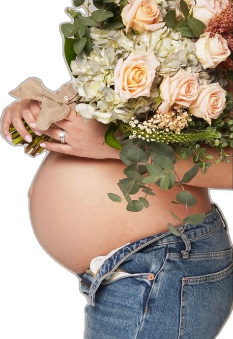 Baby Bump Photoshoot Flower Bouquet Roses, Mama Aesthetic, Diy Maternity Photos, Be You Bravely, Studio Maternity Shoot, Baby Bump Photoshoot, Pregnancy Announcement Photoshoot, Studio Maternity Photos, Baby Bump Pictures