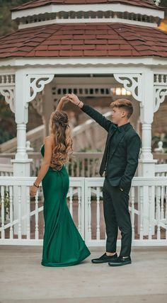 Couple Prom Pictures, Green Mermaid Prom Dress, Couples Prom, Prom Photography Poses, Couple Prom, Homecoming Poses, Hoco 2024, Prom Pictures Couples, Prom Picture Poses