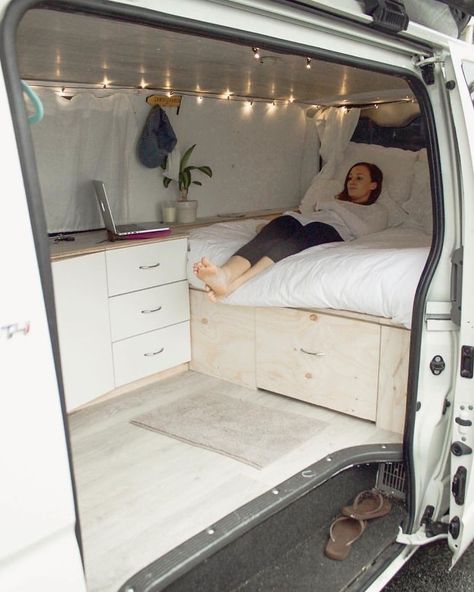 50+ Pics From 'Project Van Life' Instagram That Will Make You Wanna Quit Your Job And Travel The World Kombi Trailer, Caravan Vintage, Kombi Motorhome, Van Vw, Camper Beds, Camping Vintage, White Van, Conversion Van, Camping Diy