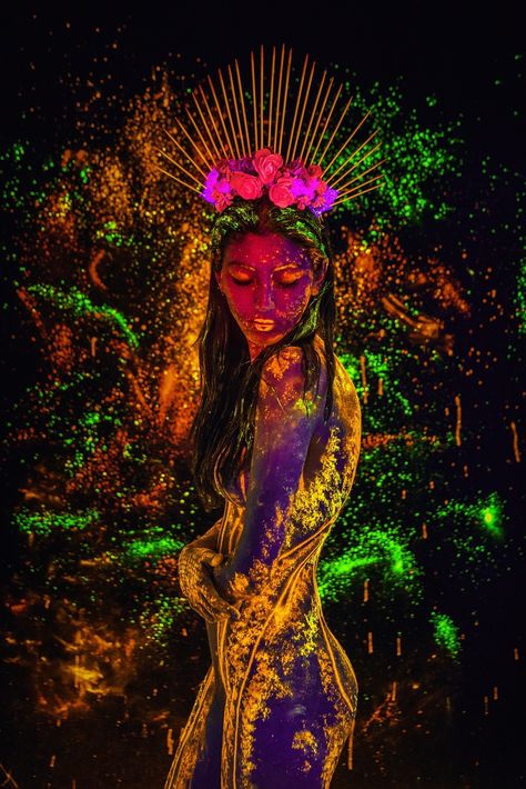 Uv Blacklight Body Paint by me. Instagram @perimeri_ #uvbodypaint #uvmakeup #uvbodyart #uvpaint Blacklight Makeup, Uv Photography, Neon Photoshoot, Light Shoot, Uv Black Light, Paint Photography, Neon Painting, Psy Art, Foto Tips