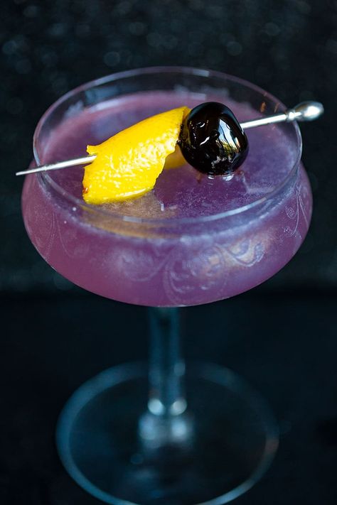 Aviation Cocktail Recipes, Aviator Cocktail, Pims Cocktail, Simple Gin Drinks, Aviation Drink, Aviation Recipe, Aviator Cocktail Recipe, Fancy Cocktails Recipes, Purple Drink