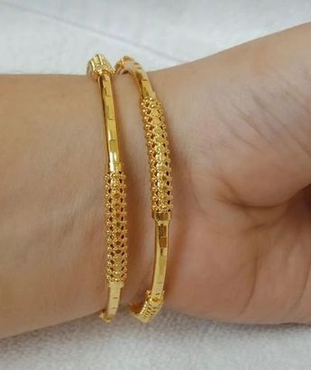 Bangle Models Gold, New Model Gold Bangles, Bangals Design In Gold Simple, Women Gold Bangles Design, Bangels Models Gold, Gold Bangle Design For Women, Gold Bangles Indian Design, Kangan Gold Bangle Set, Bangals Design In Gold