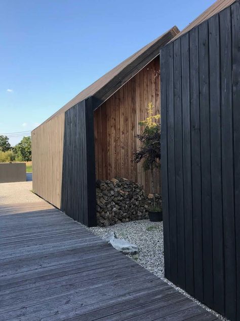 Contemporary Barn House in Silesia, Poland / Gornik Architects Scandinavian Barn House, Black Houses, Contemporary Barn, Long House, Barn Renovation, Black Barn, Modern Barn House, Weekend House, Shed Homes