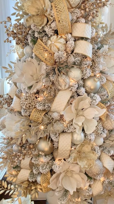 White Gold Christmas Decor, All White Christmas Decor, Champagne Christmas Tree, Glam Christmas Tree, Christmas Tree Decorations Ribbon, Elegant Christmas Tree Decorations, Christmas Tree Decorated, Glam Christmas Decor, Gold Christmas Tree Decorations