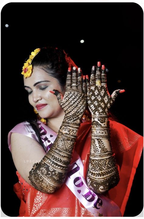 Mehandi Bride Photography, Mehandi Pose Photo, Mehandi Dulhan Pose, Mehndi Closeup Photo, Mehandi Close Up, Mehndi Dulhan Poses, Bride Mehendi Photoshoot Poses, Mehandi Closeup Photo, Wedding Mehndi Pose