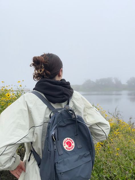 Kanken Style, Mochila Fjallraven Kanken, Tourist Outfit, Mochila Jansport, Uni Bag, Backpack Fjallraven, Fjällräven Kånken, Stylish School Bags, Aesthetic Backpack