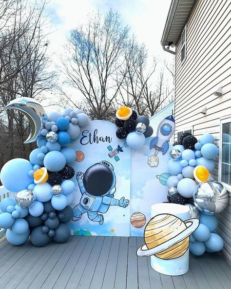 A space themed backdrop for a lucky little boy! 💙⁠ ⁠ ⭐️ Visit findmyeventplanner.com for more.⁠ ⁠ Design & Decor: @everythingluxedecor⁠… Space Themed Birthday Party, Space Themed Birthday, Decoration Buffet, 2nd Birthday Party For Boys, Deco Ballon, Boys First Birthday Party Ideas, Boy Birthday Decorations, Space Theme Party, Astronaut Birthday