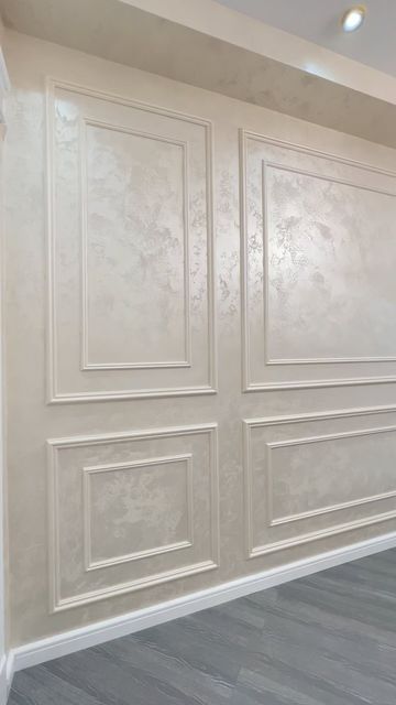 Molding Walls Living Room, Picture Moulding On Walls, Wall Molding With Wallpaper, Main Wall Design, Moulding Design On Wall, Modern Wall Molding, Molding On Walls, Wall Trim Ideas, Wall Molding Ideas