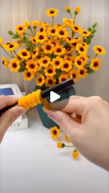 Making Flowers With Cloth, Sunflower Garland Diy, Yarn Flowers Diy, Sunflower Diy Crafts, Flower Making With Cloth, Birthday Preparation, Everyday Painting, How To Make Sunflower, Sunflower Christmas