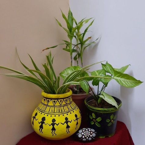 Diy Small Balcony Decor Ideas, Clay Pot Painting Ideas Indian, Matka Painting Designs, Tulsi Pot Painting Ideas, Matka Decoration Pots Painting, Small Pot Painting Ideas Creative, Pot Planting Ideas, Matka Painting, Outdoor Potted Plants