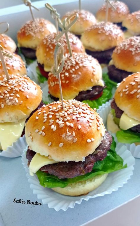 Snacks For Birthday Party, Finger Foods Ideas, Γενέθλια Mickey Mouse, Mini Hamburgers, Simple Family Meals, Cheap Meal, Decorações Com Comidas, Party Food Buffet, Catering Ideas Food