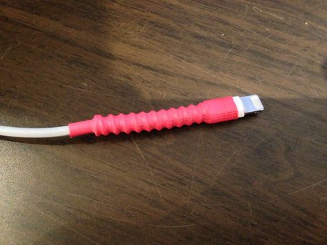 Keep cords from breaking and fraying: heat shrink tube and metal spring from a pen. Apple Charger Cord, Iphone Cord, Iphone Charger Cord, Smartphone Hacks, Apple Charger, Cable Protector, Charger Cord, Phone Hacks, Heat Shrink