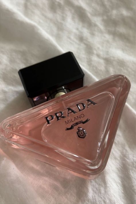 Prada Perfume, Fragrances Perfume Woman, Perfume Collection Fragrance, Perfume Scents, Perfume Lover, Best Perfume, Luxury Perfume, روتين العناية بالبشرة, Makati