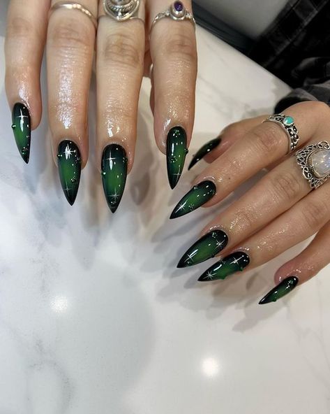 Poison Ivy Nails, Nail Art Vert, Ivy Nails, Stilleto Nails Designs, Emerald Nails, Witch Nails, Green Acrylic Nails, Witchy Nails, Dark Green Nails