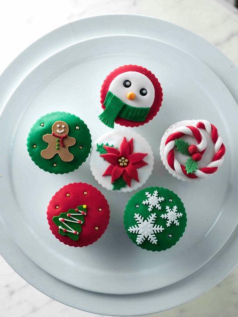 Christmas Cupcakes 2010 by Sliceofcake on DeviantArt Christmas Cupcakes Recipes, Christmas Cupcakes Decoration, Thanksgiving Cupcakes, Christmas Themed Cake, Christmas Cupcake Toppers, Christmas Food Treats, Christmas Cake Designs, Christmas Cupcake, Holiday Cupcakes