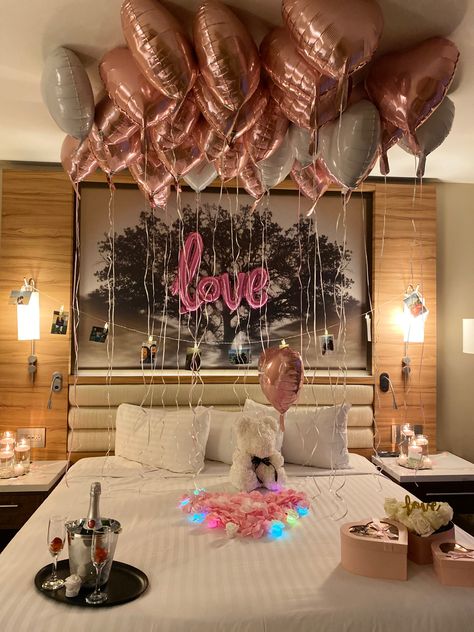 Birthday Deco In Hotel Room, How To Decorate Hotel Room For Boyfriend, Vday Hotel Room Decor, Hotel Room Surprise Romantic, Decorate Hotel Room Romantic For Him Birthday, Hotel Room Anniversary Decoration, How To Decorate A Hotel Room Romantic, Decorate Hotel Room Romantic, How To Decorate A Hotel Room Birthday