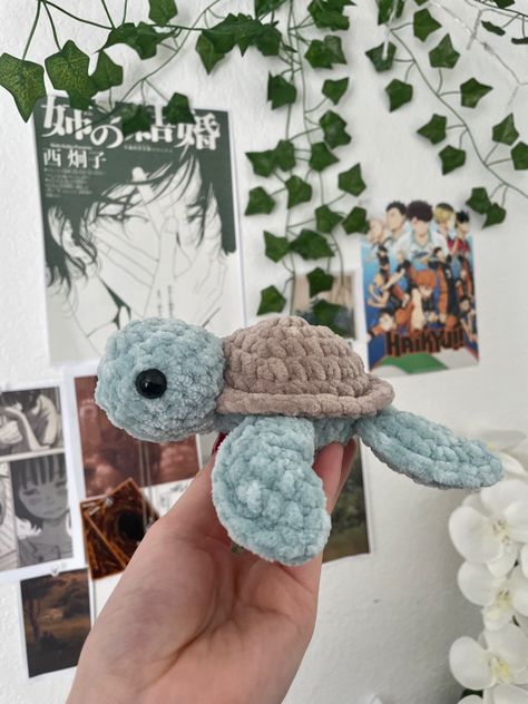 Crochet Inspo 🌊 Pattern by: @JillsCrochetSpace2 Crochet Sea Turtle, Turtle Plushie, Easy Crochet Animals, Crochet Turtle, Crochet Cow, Crochet Animals Free Patterns, Crochet Design Pattern, Kawaii Crochet, Beginner Crochet Projects