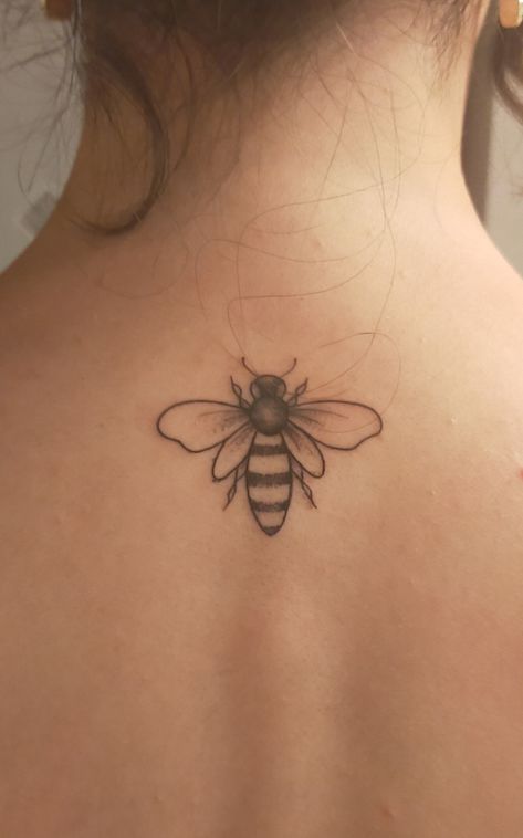 Bee Tattoo Neck, Bee Back Tattoo, Bee Neck Tattoo, Tattoo Bees, Neck Aesthetic, Honey Bee Tattoo, Tattoo Neck, Bee Tattoo, Back Tattoos