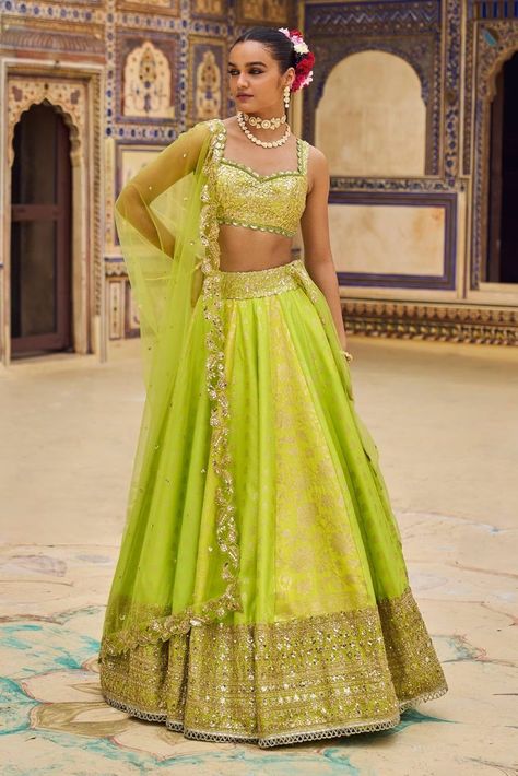 Affordable Bridal Lehengas Under 25k for Your Big Day! Bridal Makeup Kit, Cancan Lehenga, Brocade Pattern, Wedding Dress Jewelry, Green Thread, Bridal Makeup Wedding, Green Lehenga, Padded Blouse, Bridal Lehengas